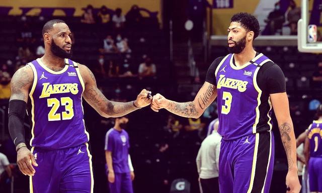 浓眉哥在雄鹿比赛中战术调整，大胜引发热议！的简单介绍